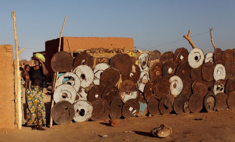 Metallschrott aus der Atomfabrik: Deckel und Böden von Fässern, die nun zu Mauern geworden sind